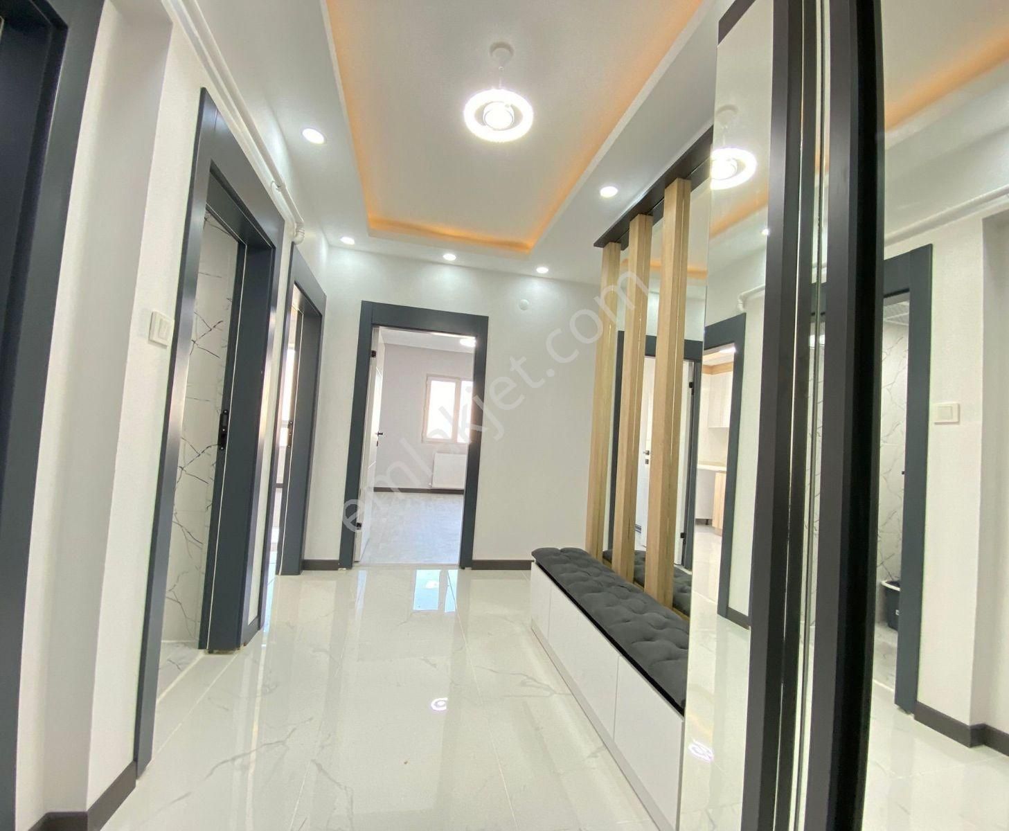 Cadde Üzerinde Hızlı Tren Ve 14. Cadde Yakınında 3+1 - Görsel 17