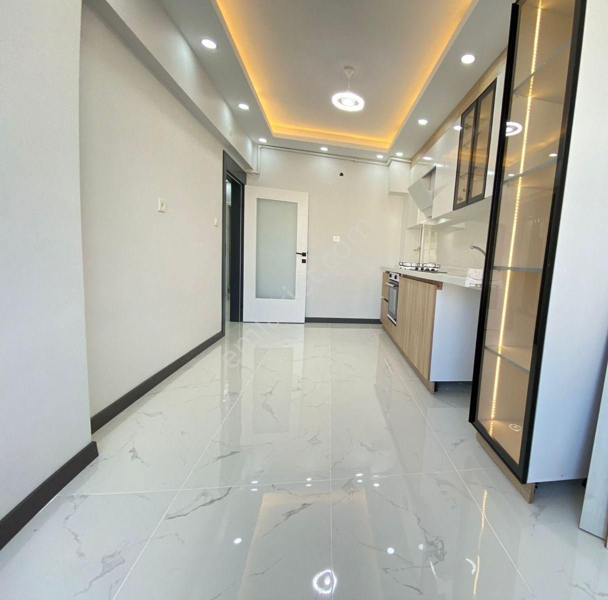 Cadde Üzerinde Hızlı Tren Ve 14. Cadde Yakınında 3+1 - Görsel 15