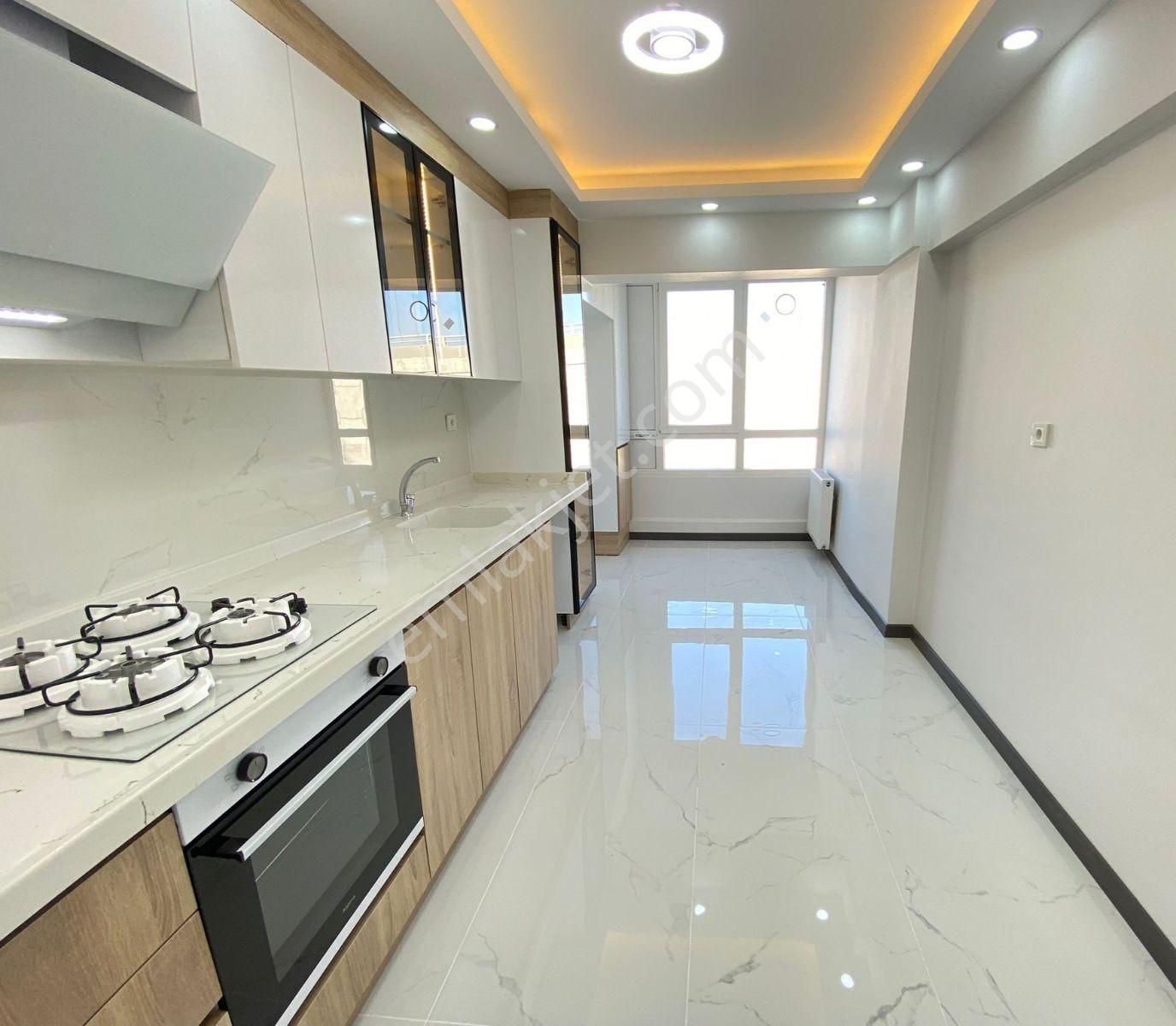 Cadde Üzerinde Hızlı Tren Ve 14. Cadde Yakınında 3+1 - Görsel 21