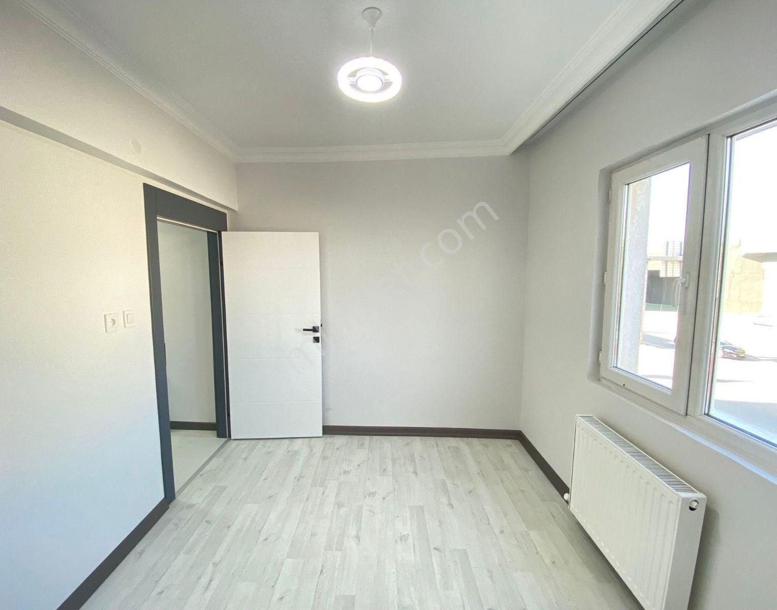 Cadde Üzerinde Hızlı Tren Ve 14. Cadde Yakınında 3+1 - Görsel 14