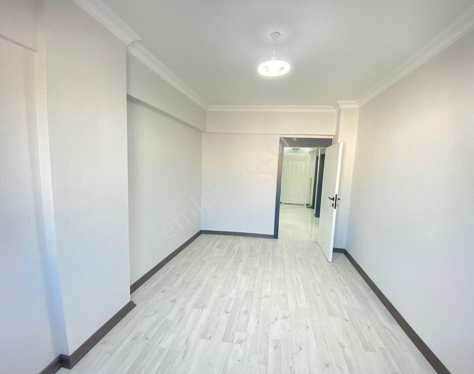 Cadde Üzerinde Hızlı Tren Ve 14. Cadde Yakınında 3+1 - Görsel 6