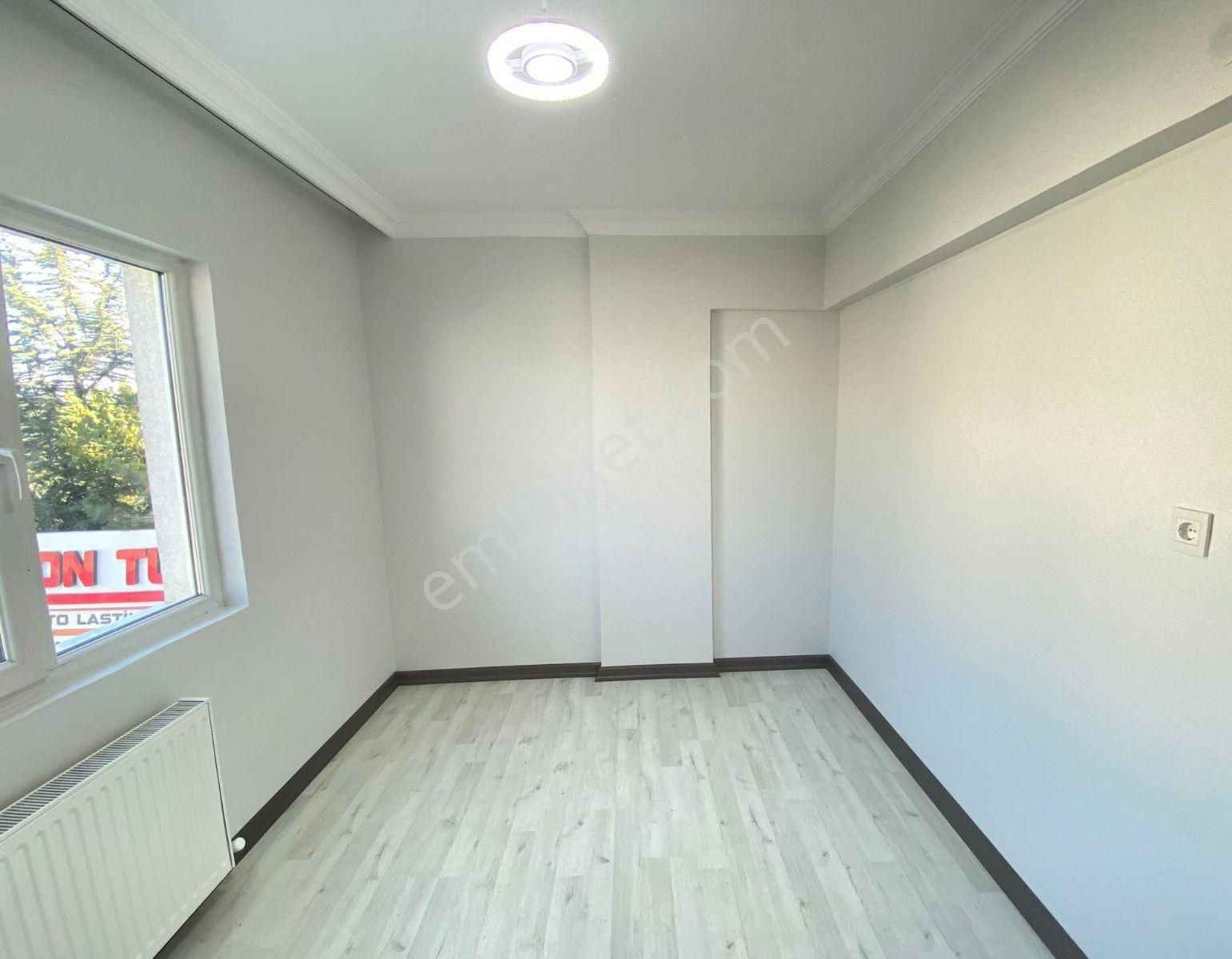 Cadde Üzerinde Hızlı Tren Ve 14. Cadde Yakınında 3+1 - Görsel 16