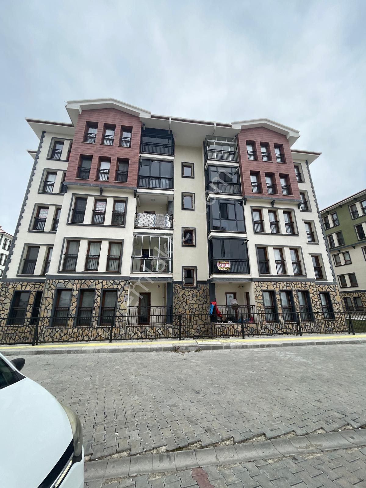 Afyon Üçok Emlaktan Battalgazi Mah Çetinkaya Toki De Satılık Arakat 2+1 Fırsat Daire