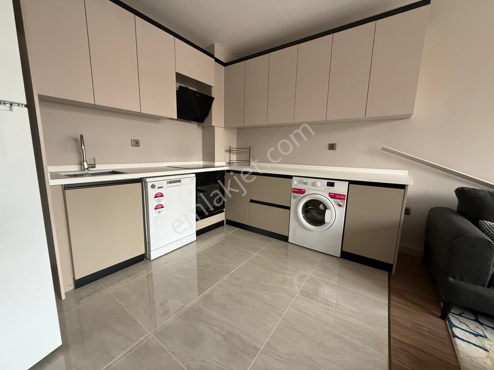 Rıza Acar'dan Meydan Çakılar Sitesinde Eşyalı 1+1 Kiralık Daire - Görsel 2