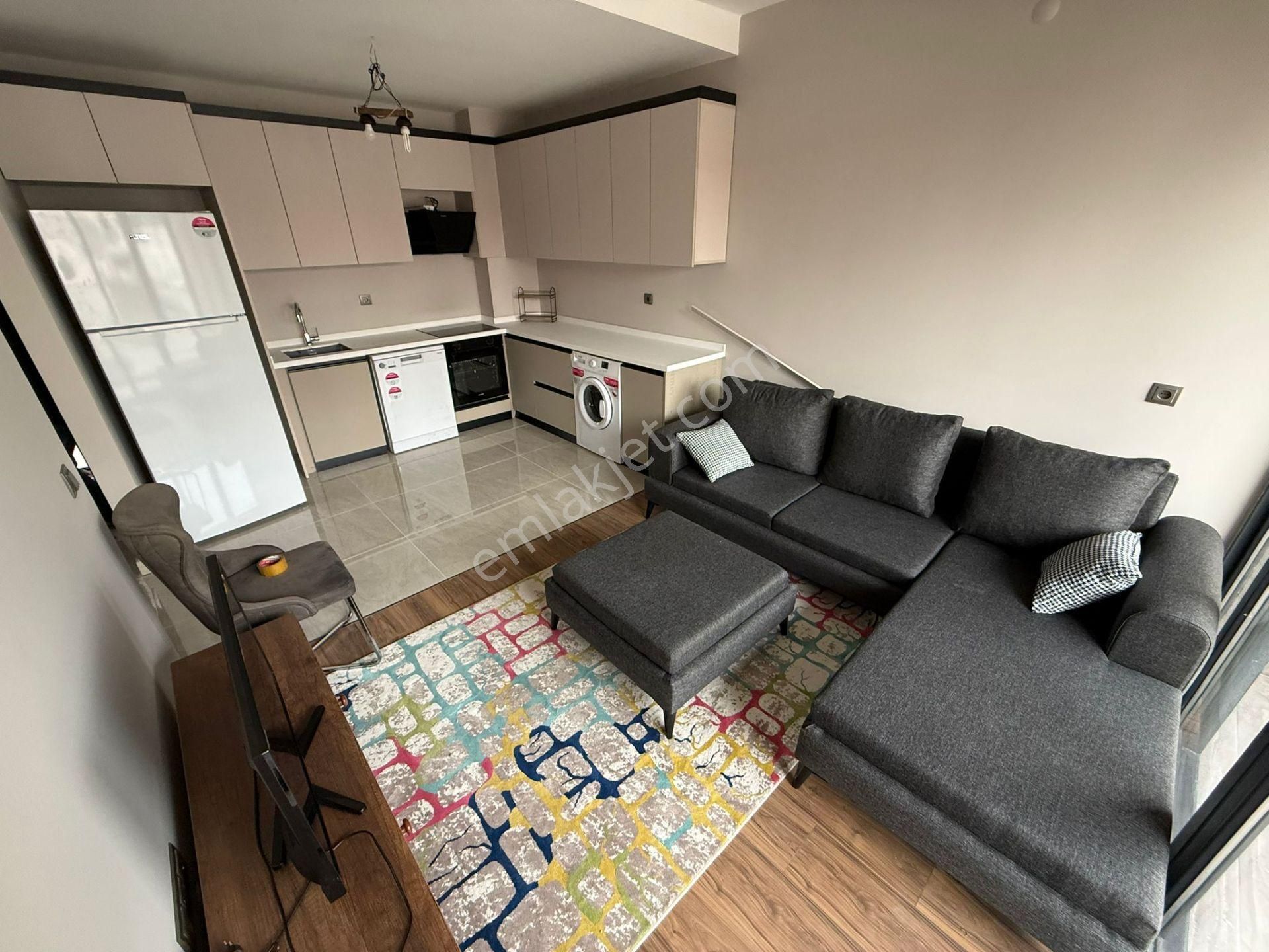 Rıza Acar'dan Meydan Çakılar Sitesinde Eşyalı 1+1 Kiralık Daire