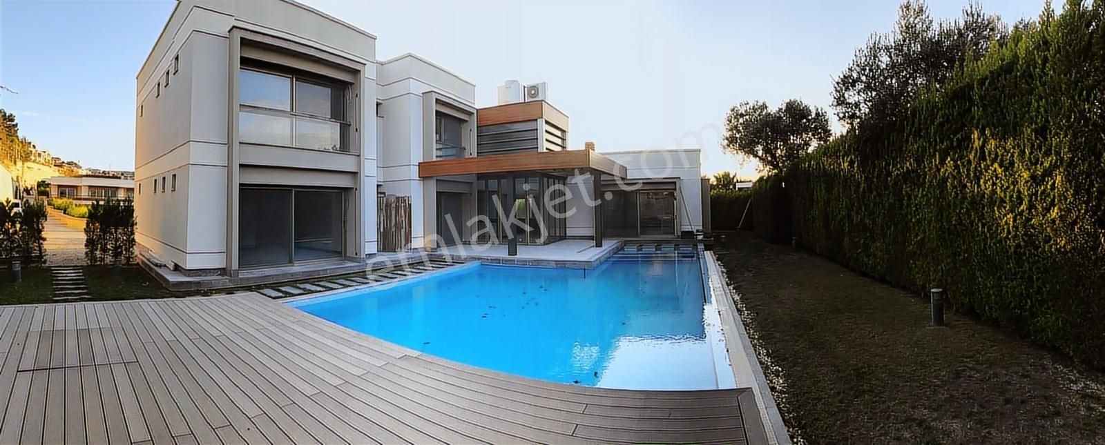 Urla Kekliktepe'de Sitede Özel Havuzlu Modern Villa Rezerve'den