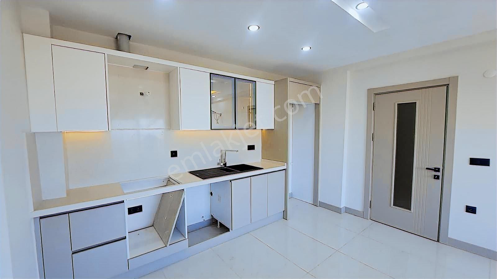 Kuşadası Değirmendere'de Yeni Sitede Manzaralı 2+1 Ara Kat!