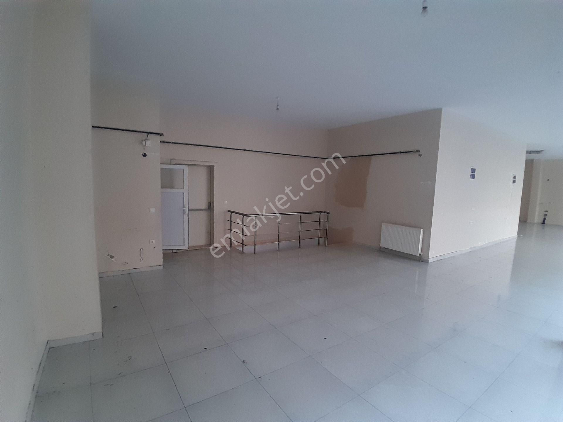 Uğur Çevik'ten Kiralık 250m2 Bodrumlu+ön Kullanımlı Dükkan