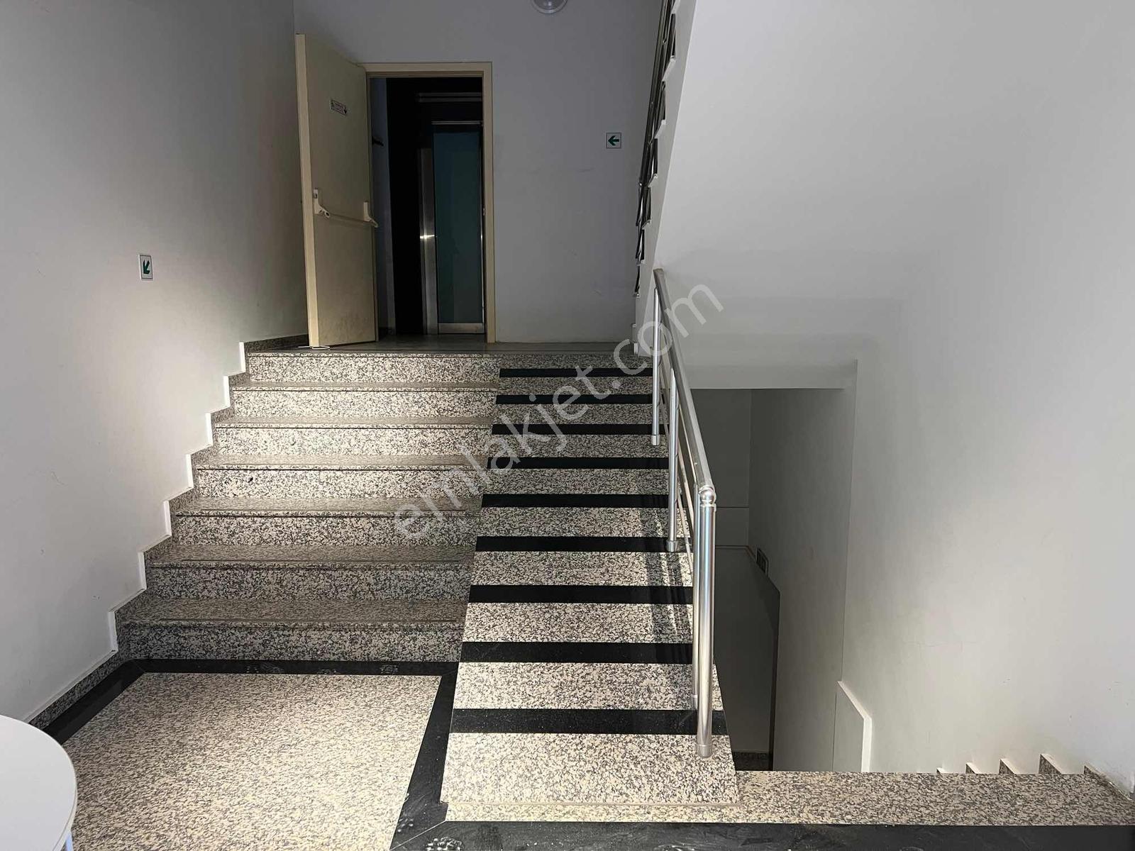 Ataşehir Kayışdağ Caddesi Üzerinde 3 Katlı Plaza & Ofis 1000 M2 - Görsel 24