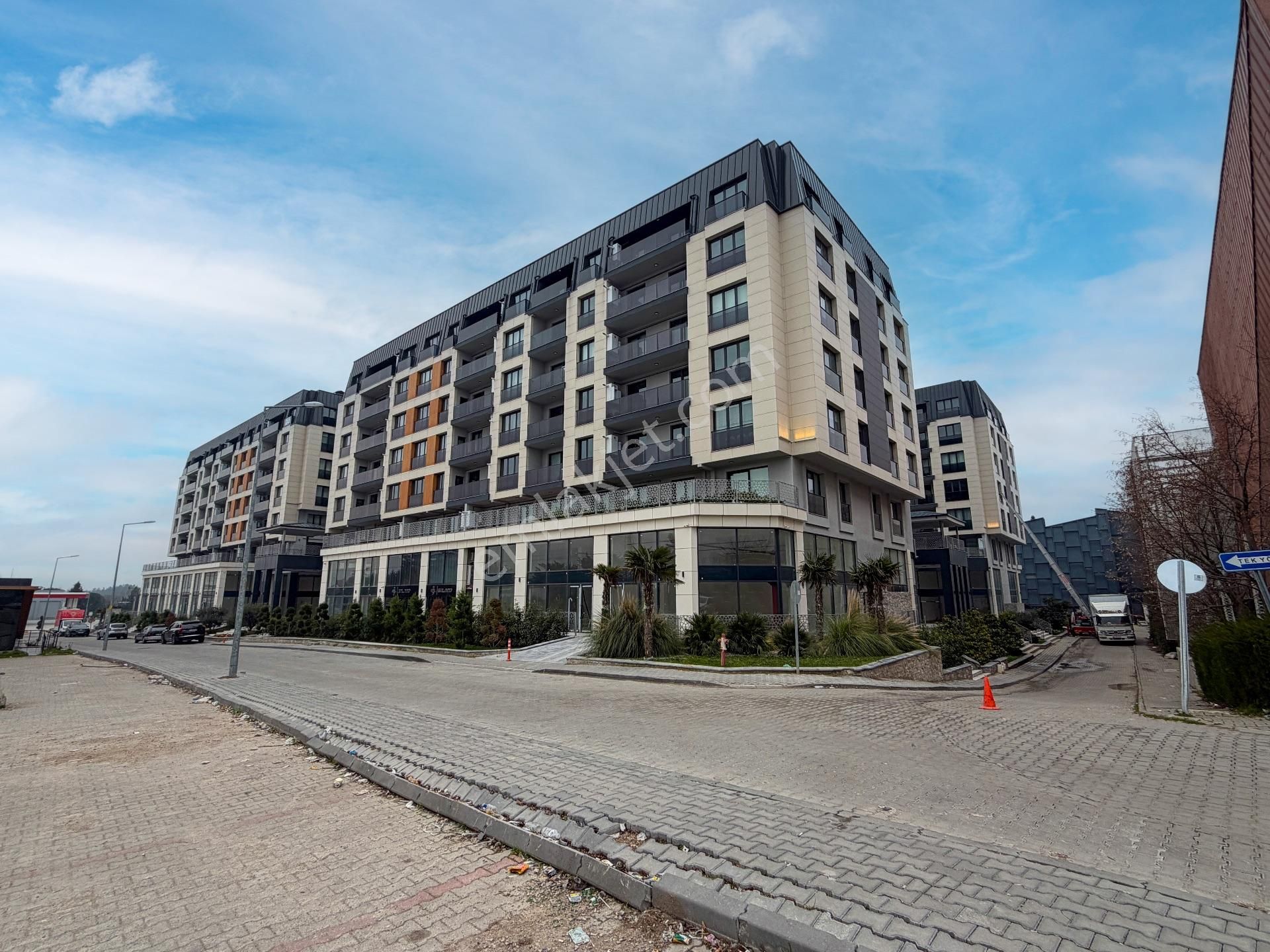 Ayyıldız Konutları'nda Kiralık Köşe Cephe Dükkan