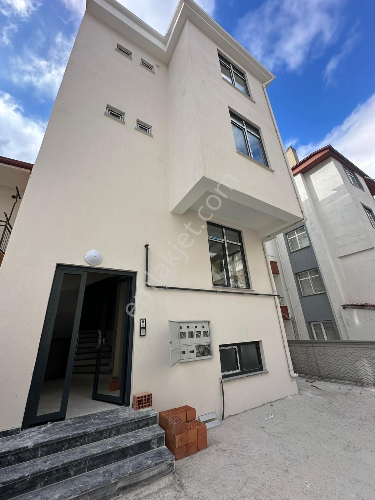 Afyon Üçok Emlaktan Ali İhsan Paşa Mah Satılık Sıfır Arakat 3+1 Daire - Görsel 2