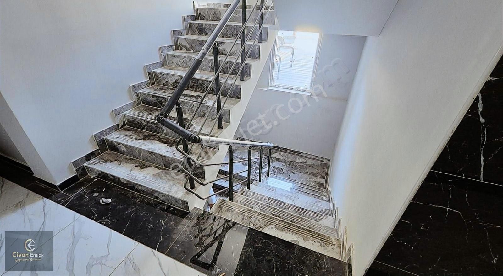 Civandan Toplukonutta Havuzlu Ful Olanaklı Sitede Satılık 1+1 - Görsel 2