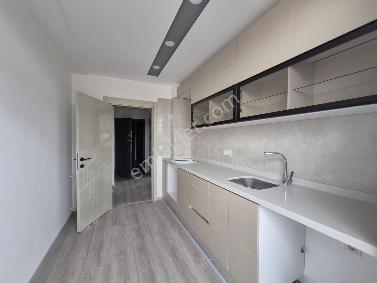 Kanal Mah Asansörlü Tramvaya 300m İskanlı Cam Balkon 5+1 Daire