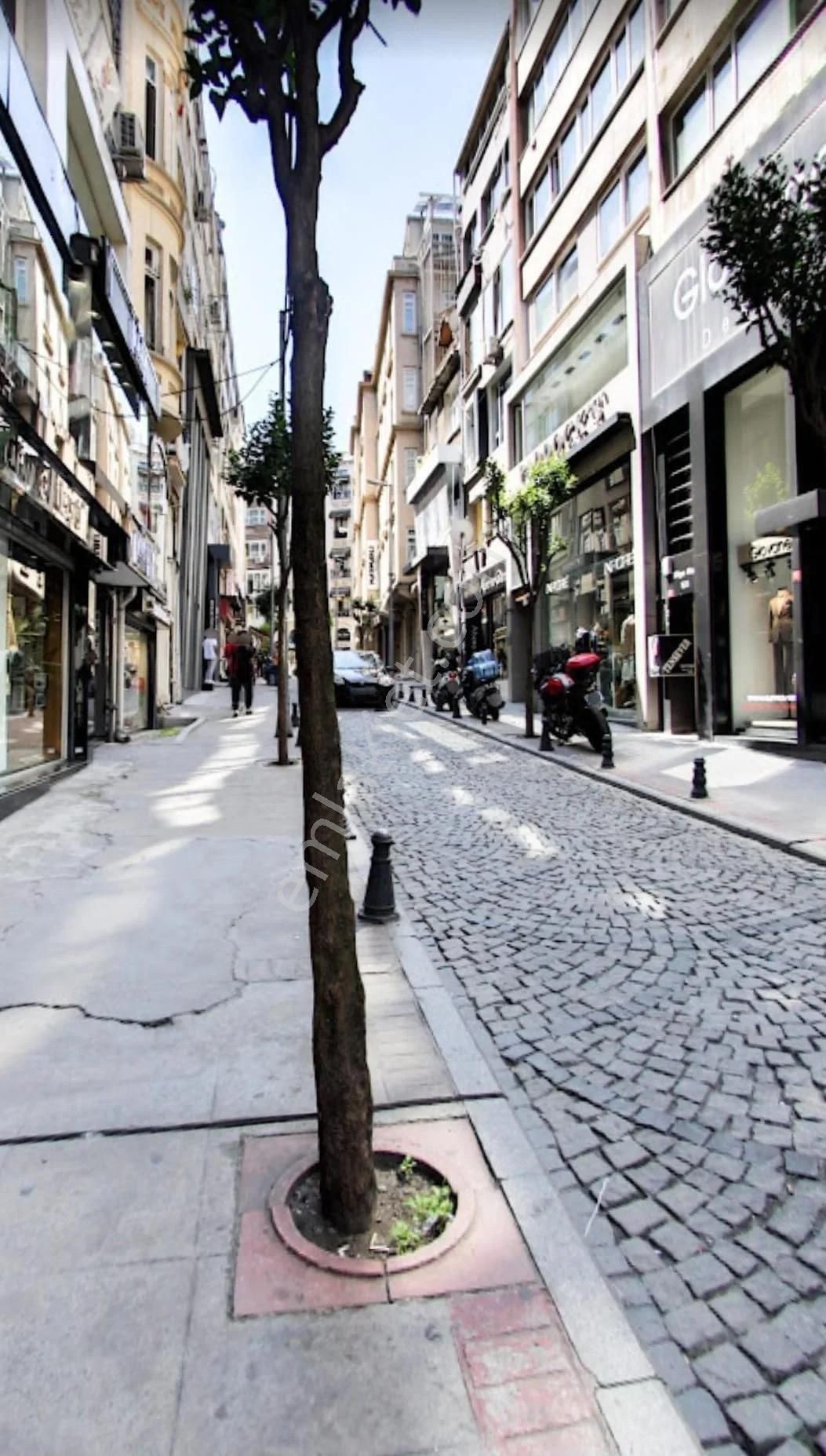 Erkutun'dan Osmanbey'de, Metroya Ve Nişantaşı'na Yakın, 4 Bölümlü Vitrinli Asansörlü Kiralık İş Yeri - Görsel 31