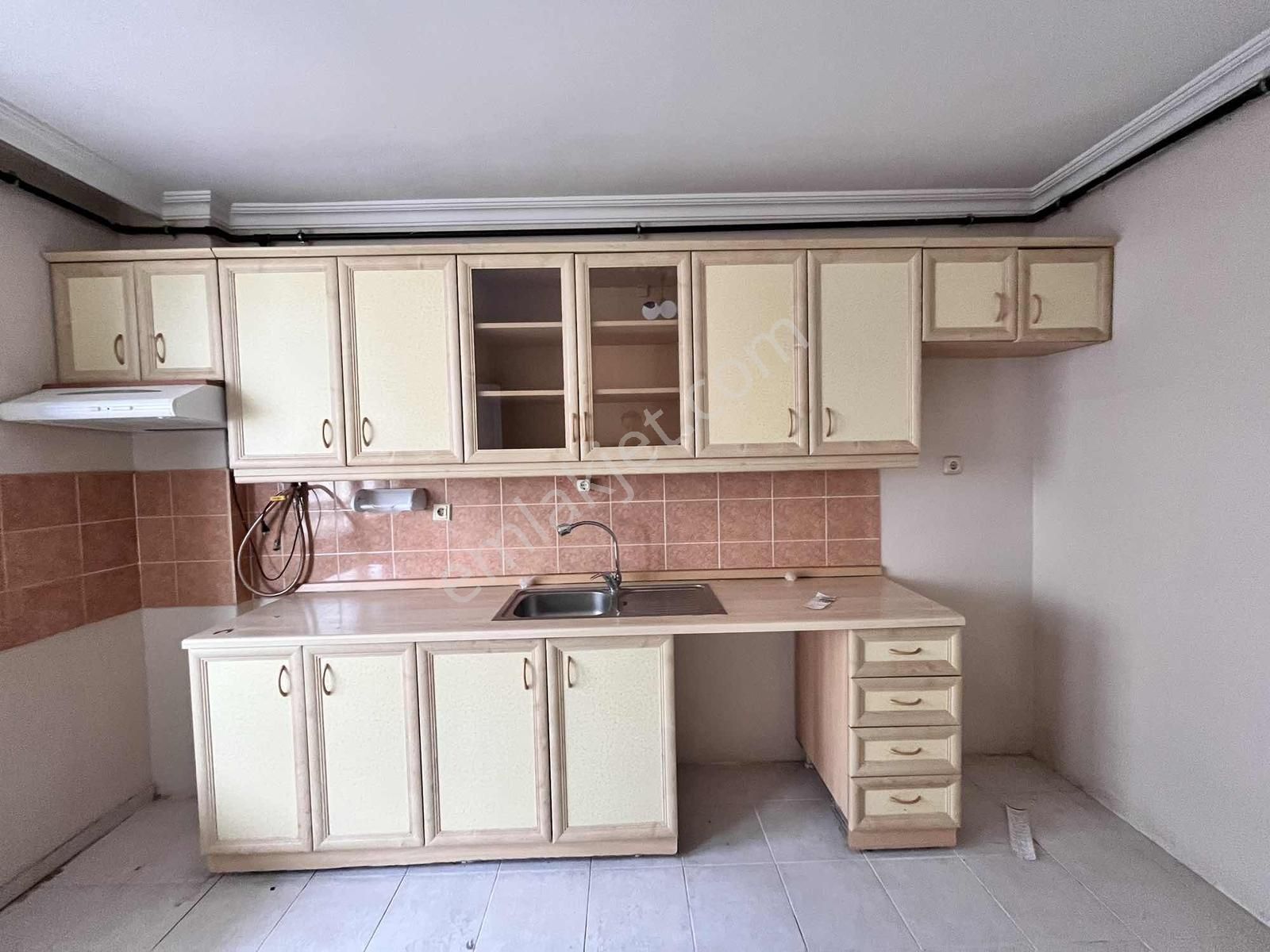 Tuğradan Muhittin'de Site İçinde Geniş 3+1 Kiralık Daire - Görsel 14