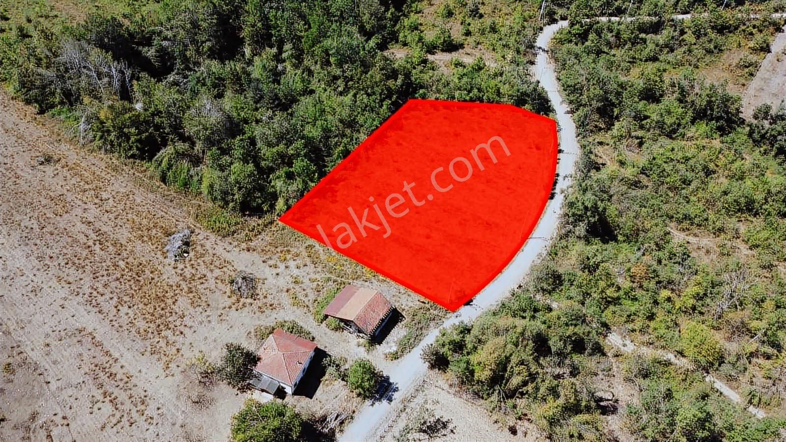 Ruşen Aydın Gayrimenkul'den Kaynaşlı Saz Köyde Satılık Arsa