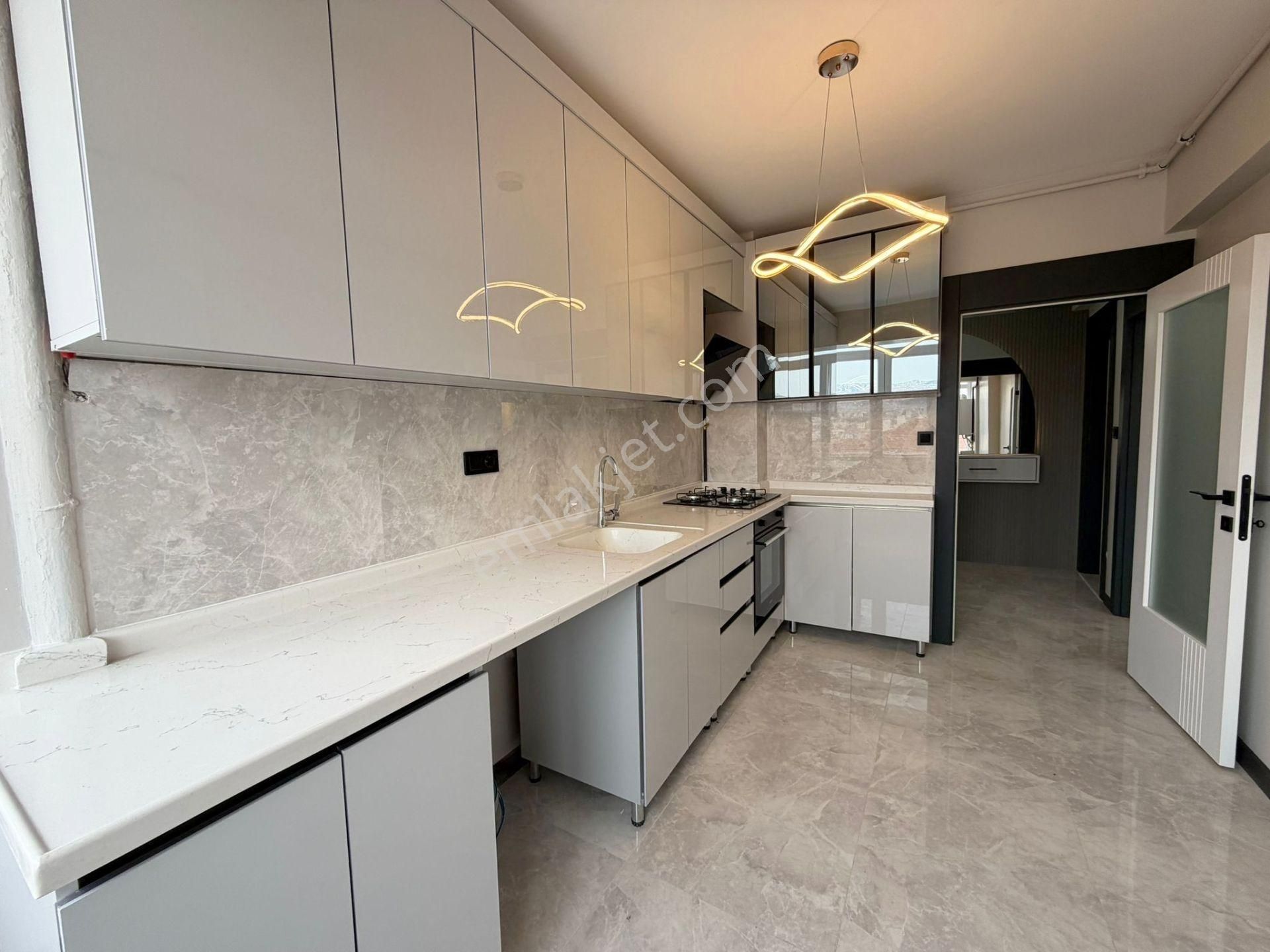 Öz'maşallah.dan Keçiörende Manzaralı Önü Açık Yapılı 3+1 - Görsel 15