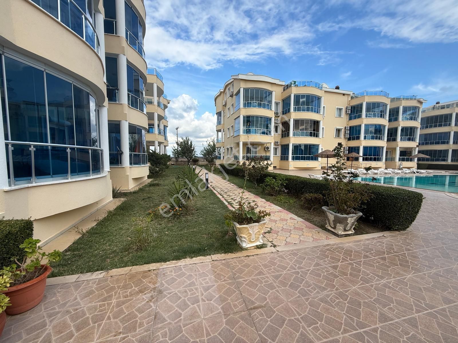 Havuzlu Sitede Ön Cephe Büyük Balkonlu 2+1 Daire - Görsel 2