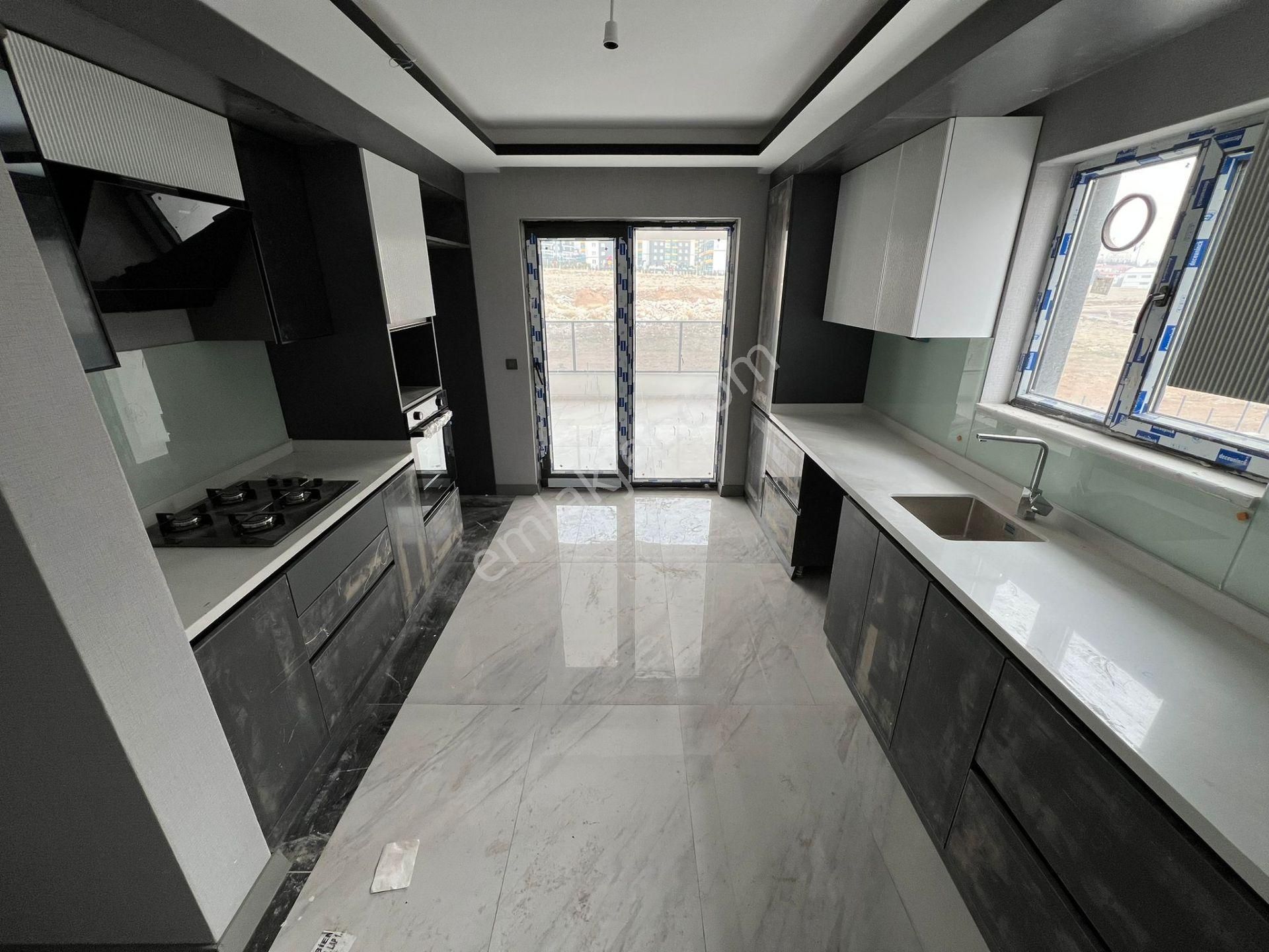 Koza Emlak'tan Mevlana Mahalesinde Melisa Garden'dan Ara Katta 3+1 Satılık Dairee