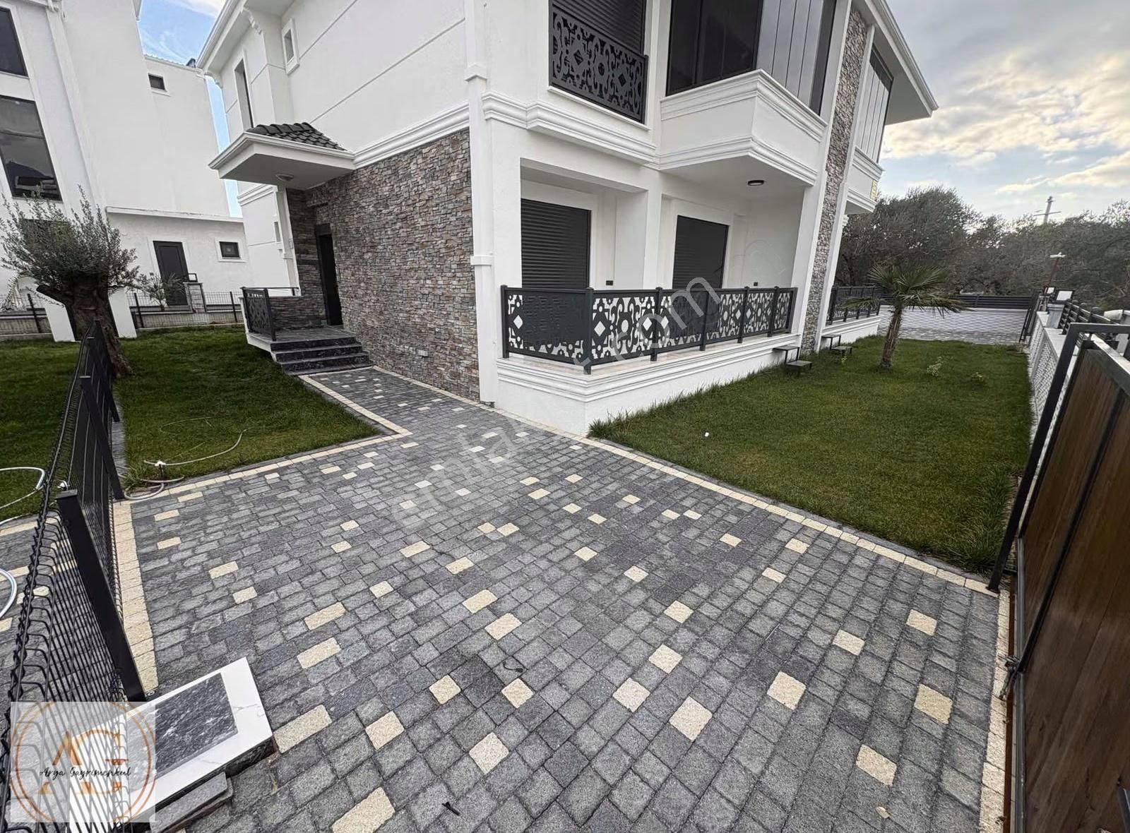 Arya'dan Güre'de Şık Tasarımlı Denize Yakın 4+1 Lüks Villa - Görsel 27