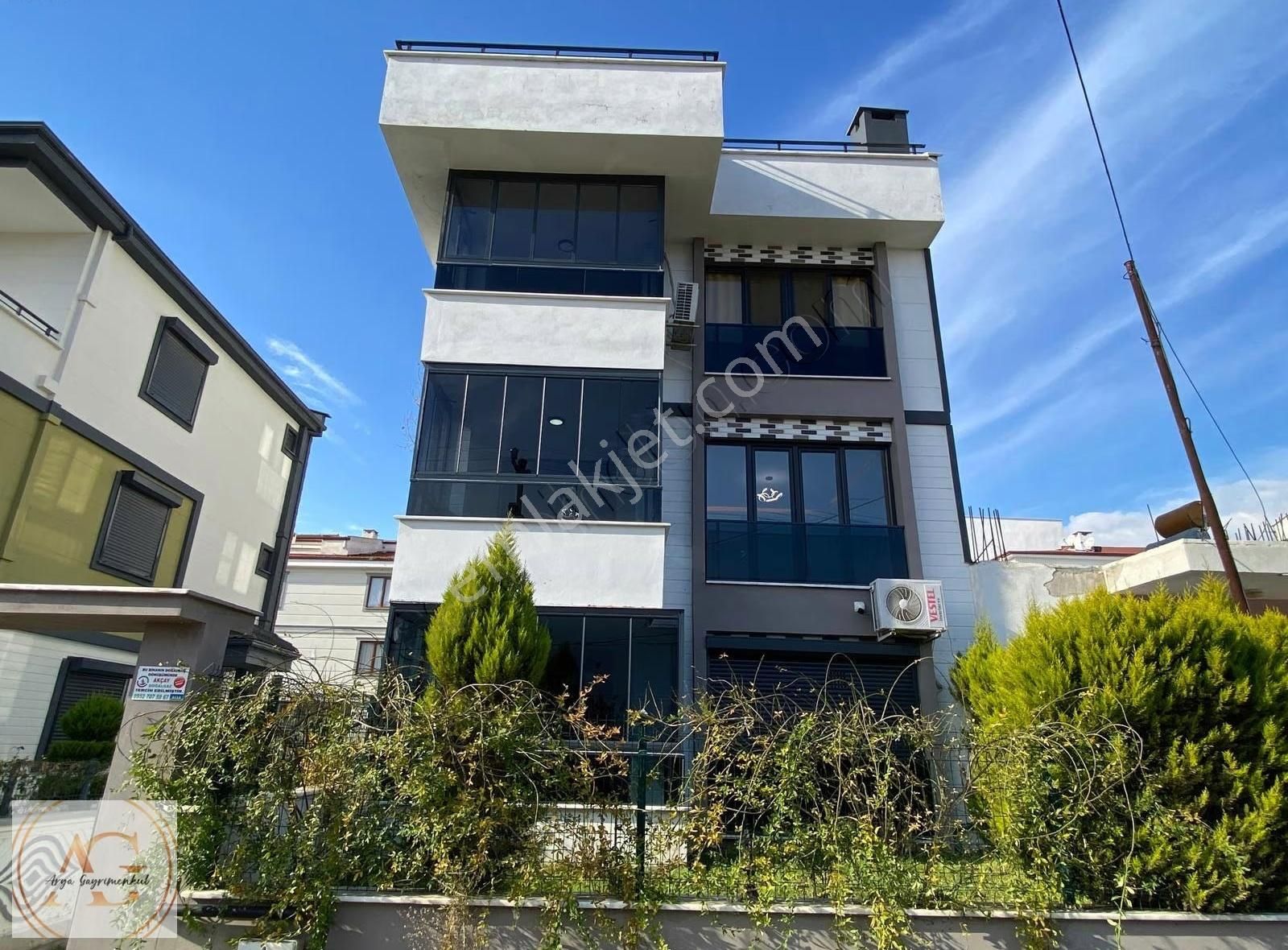 Arya'dan Akçay'da Arakat Ön Cephe Geniş Balkonlu 1+1 Daire