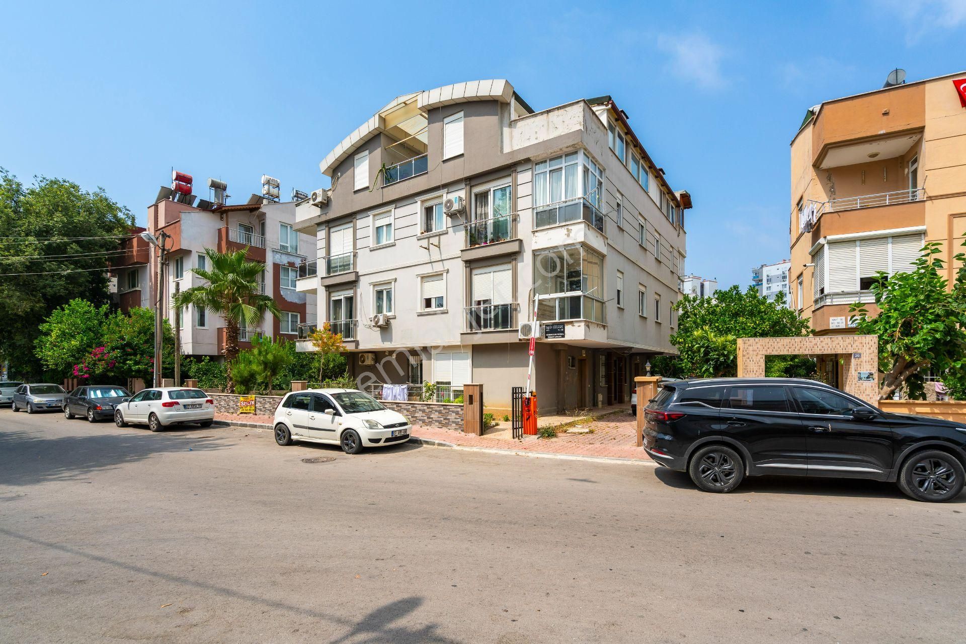 Antalya Lara Güzeloba Merkez'de 1+1