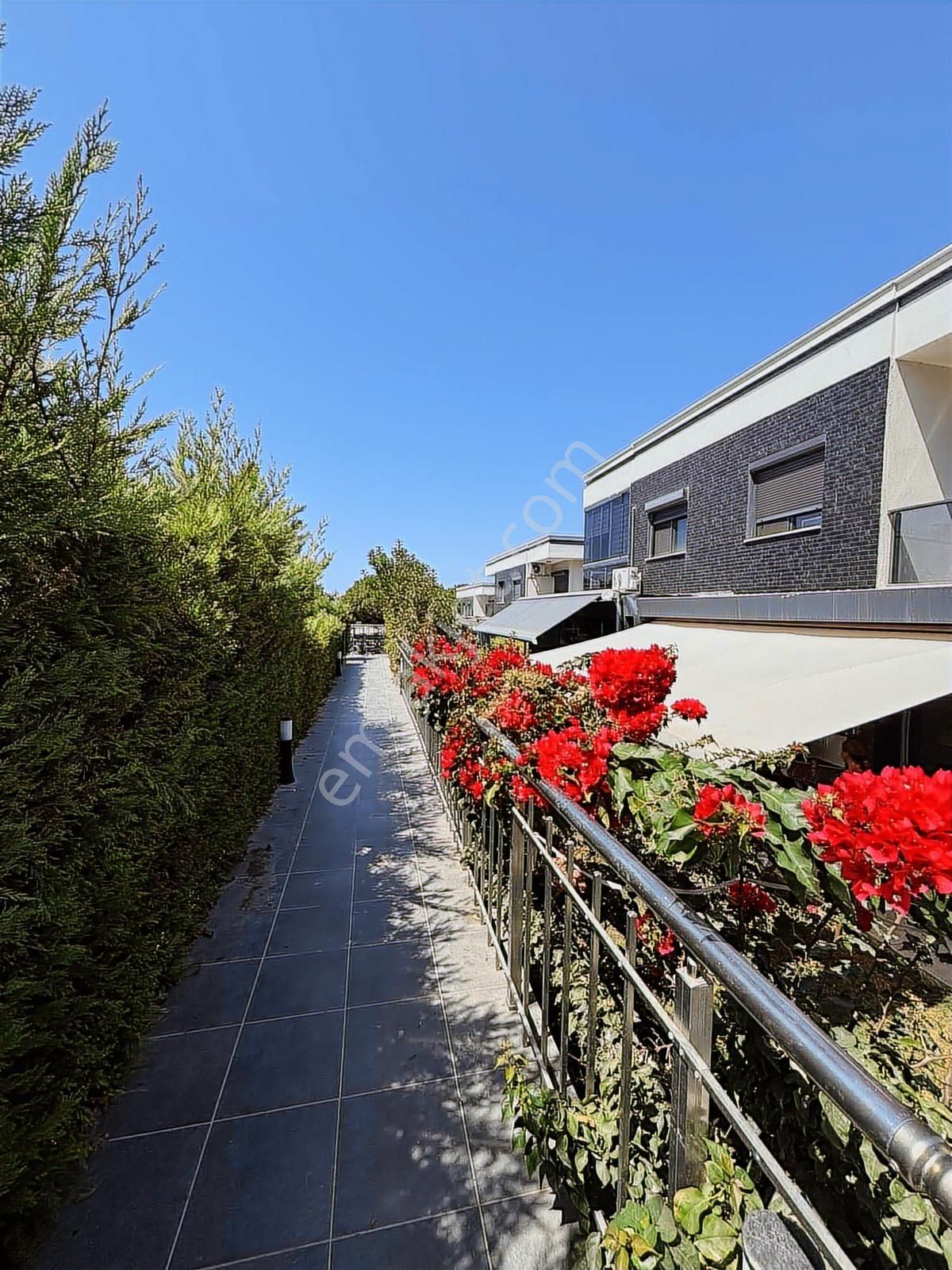 Kuşadası Soğucak'ta Güvenlı Havuzlu Sıtede 3 + 1 Eşyalı Satılık - Görsel 3