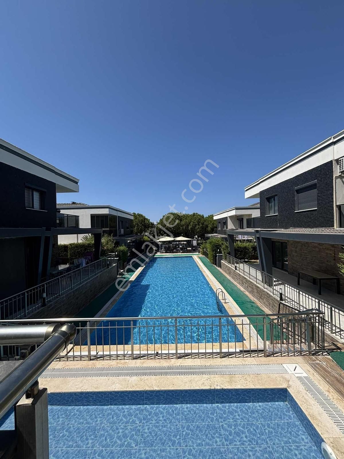 Kuşadası Soğucak'ta Güvenlı Havuzlu Sıtede 3 + 1 Eşyalı Satılık