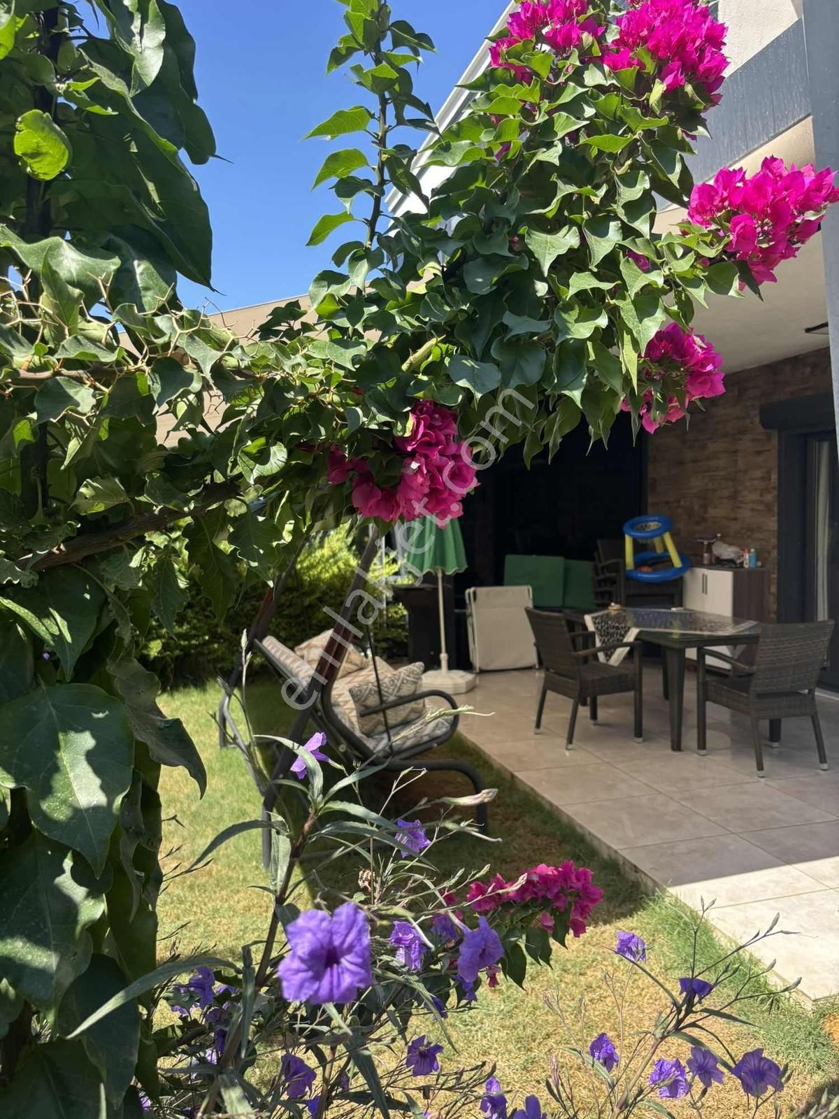 Kuşadası Soğucak'ta Güvenlı Havuzlu Sıtede 3 + 1 Eşyalı Satılık - Görsel 2