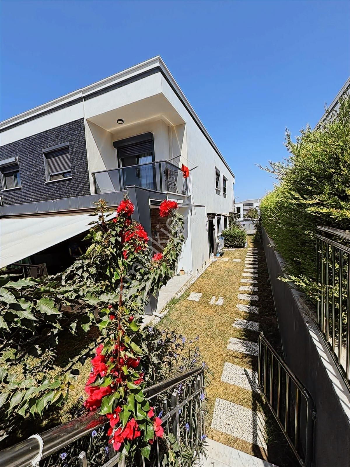 Kuşadası Soğucak'ta Güvenlı Havuzlu Sıtede 3 + 1 Eşyalı Satılık - Görsel 9