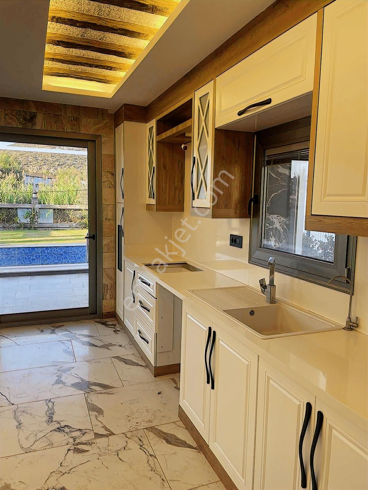 Kuşadasında Denize 200 Mt Satılık Lüks Villa - Görsel 21