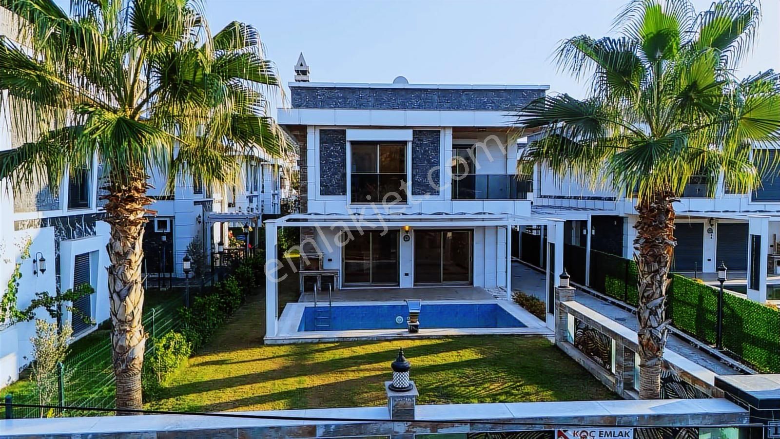 Kuşadasında Denize 200 Mt Satılık Lüks Villa