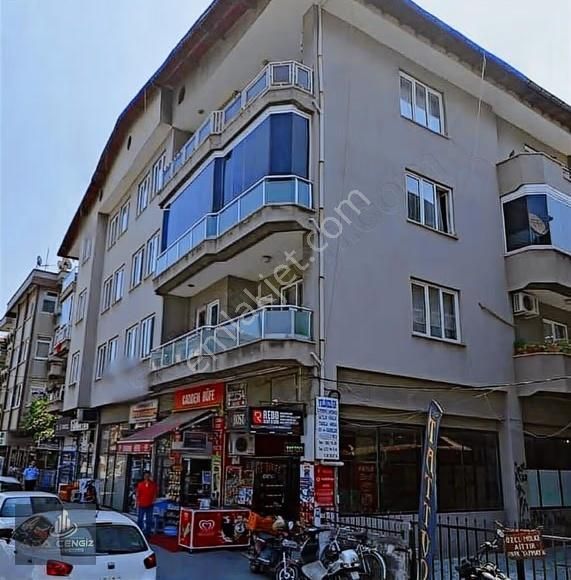 Merkez De Çark Caddesinde Bakımlı 167mt2 Büyük Daire