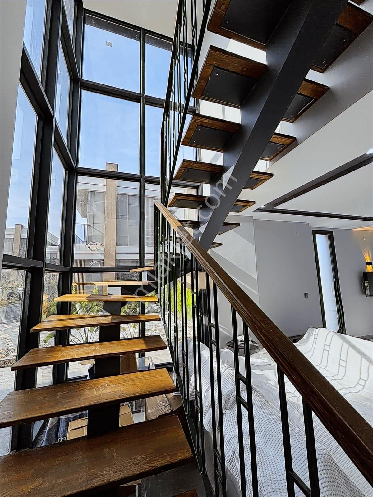 Kuşadası Özel Havuzlu | Bahçeli | Kısmi Eşyalı 4+1 Satılık Villa - Görsel 10