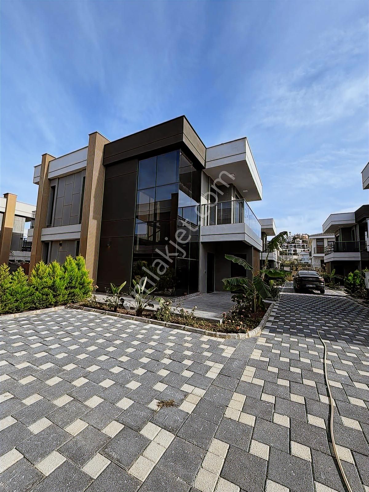 Kuşadası Özel Havuzlu | Bahçeli | Kısmi Eşyalı 4+1 Satılık Villa - Görsel 6