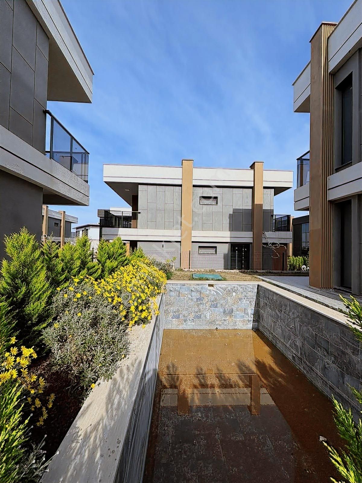 Kuşadası Özel Havuzlu | Bahçeli | Kısmi Eşyalı 4+1 Satılık Villa - Görsel 7