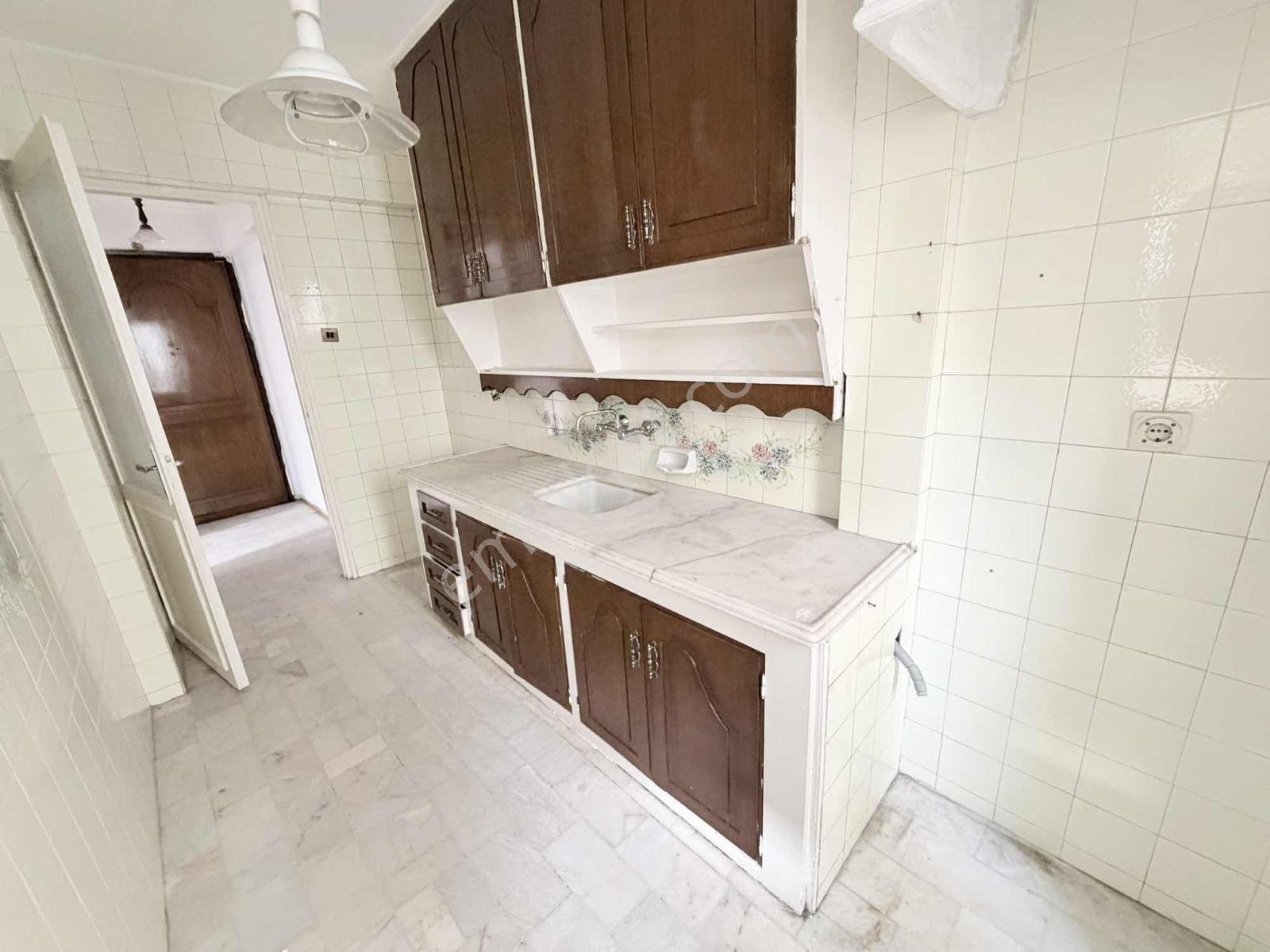 Tarihi Asansör Yakını 3+1 115 M2 Karanlık Odası Olmayan Daire - Görsel 2