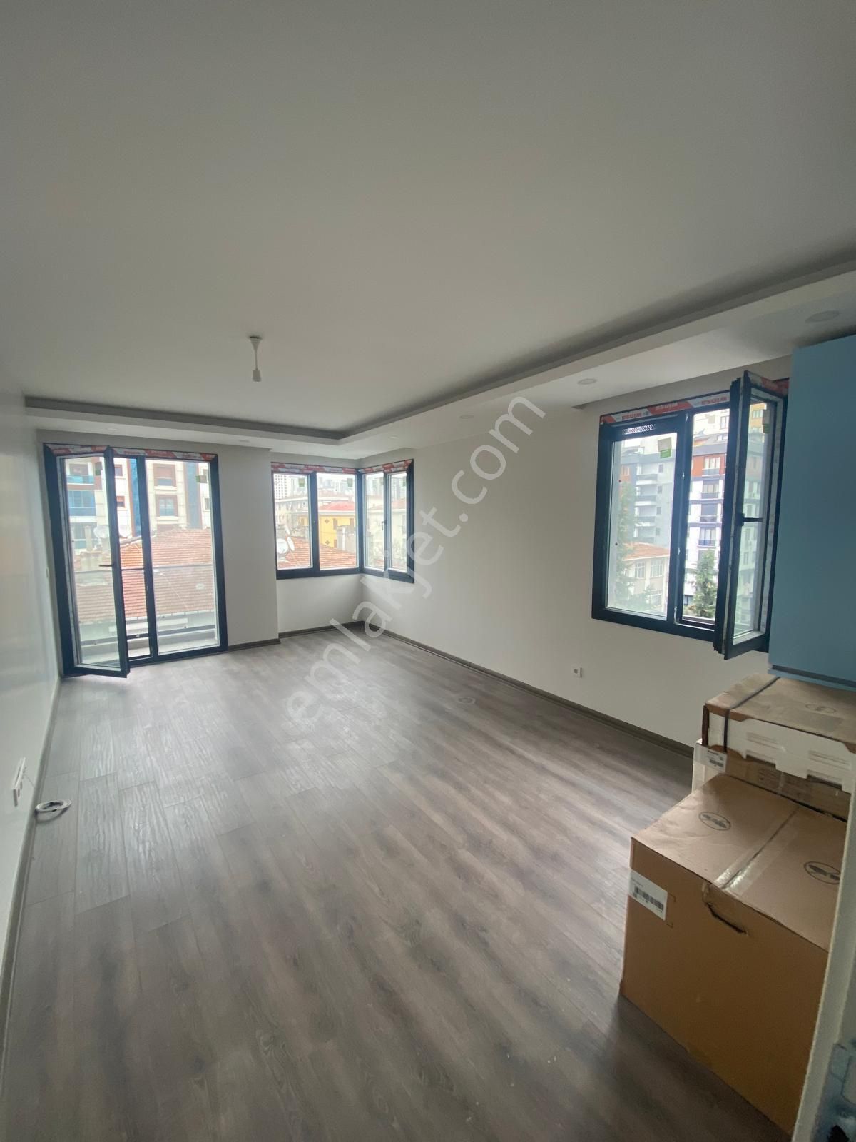 Ziverbey Ana Caddeye 1.paralel De,sıfır Ara Katta,balkonlu Daire