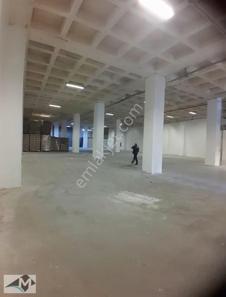 İkitelli Organize Sanayii 5.000 M2 Tır Kamyon Yaklasir 6m Yuksek