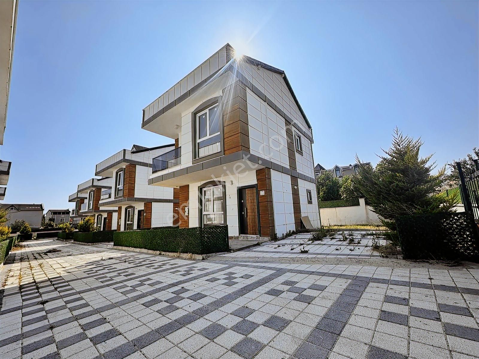 Mega Yapıdan Yeniçiftlikte İskanlı Geniş Bahçeli Lüx Müstakil