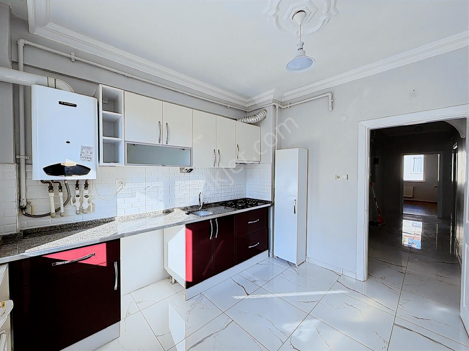 Oscar'dan Seylap Caddesi Yakını İçi Yenilenmiş Balkonlu 3+1 - Görsel 12