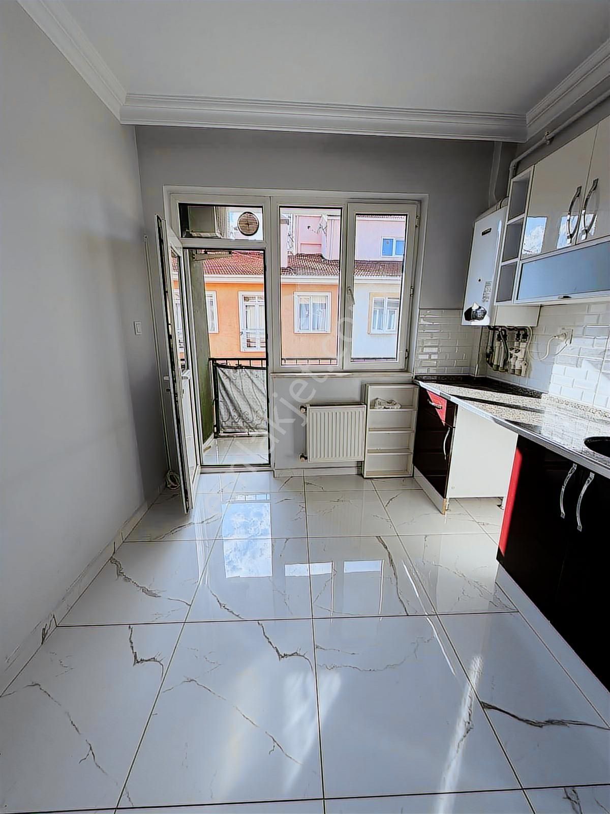 Oscar'dan Seylap Caddesi Yakını İçi Yenilenmiş Balkonlu 3+1 - Görsel 2