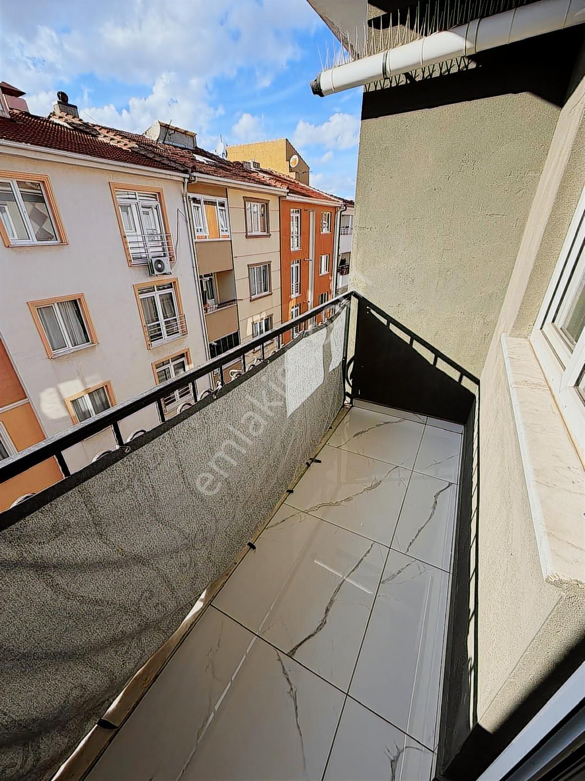 Oscar'dan Seylap Caddesi Yakını İçi Yenilenmiş Balkonlu 3+1 - Görsel 6