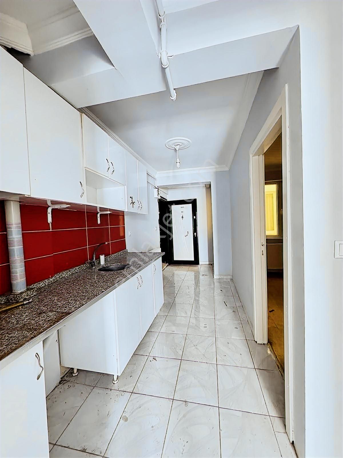 Oscar Emlak'tan Tramvay Yakını Ara Kat Geniş 1+1