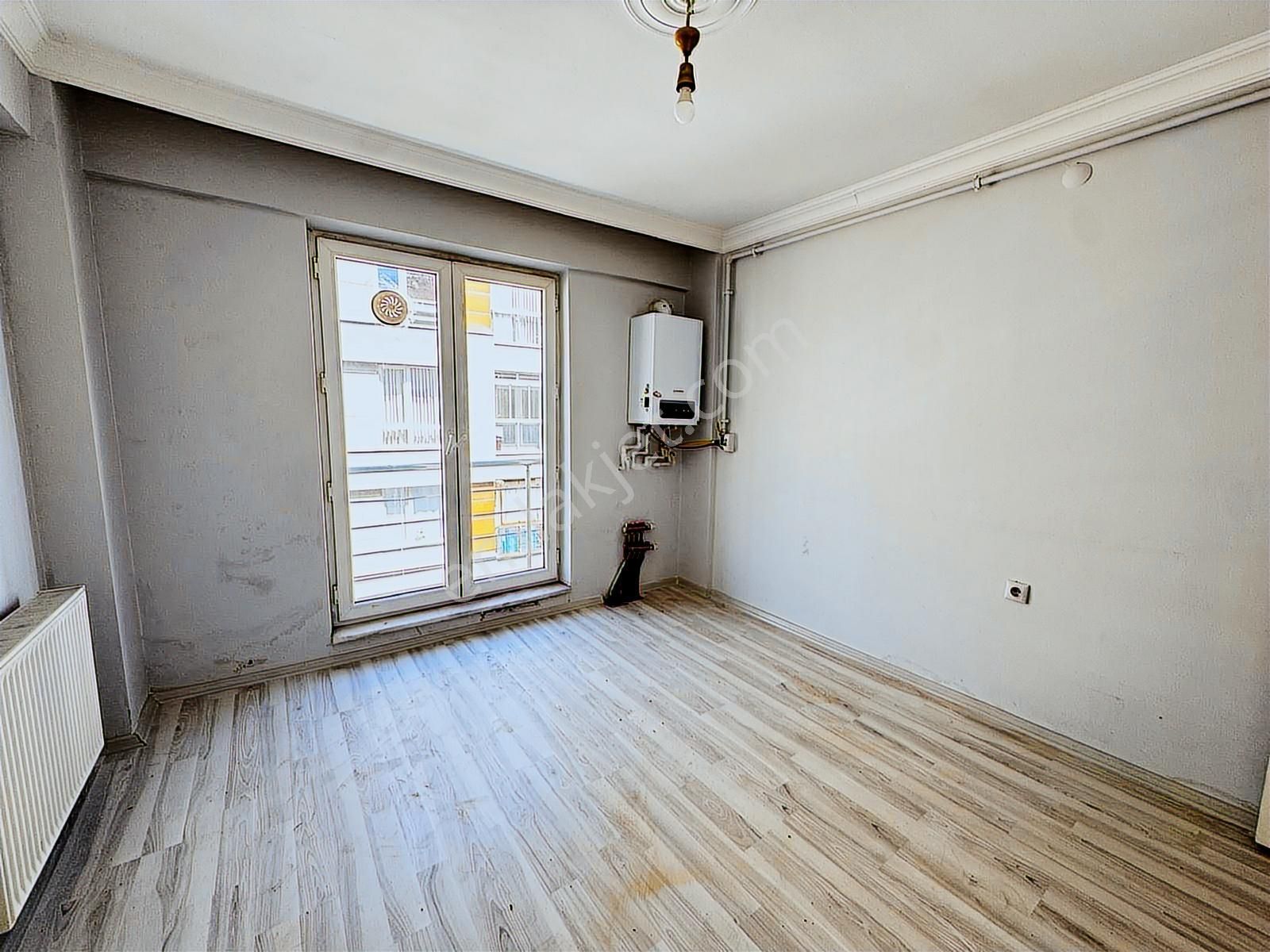 Oscar Emlak'tan Tramvay Yakını Ara Kat Geniş 1+1 - Görsel 3