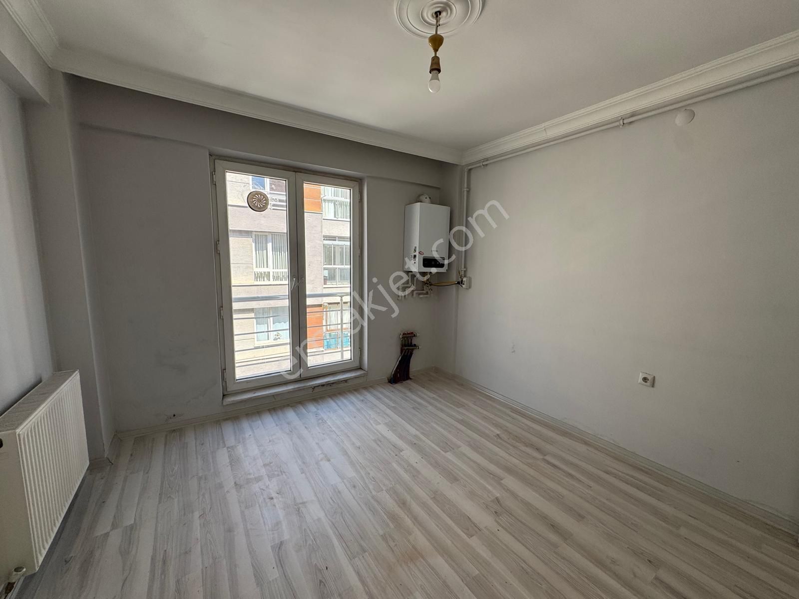 Oscar Emlak'tan Tramvay Yakını Ara Kat Geniş 1+1 - Görsel 6