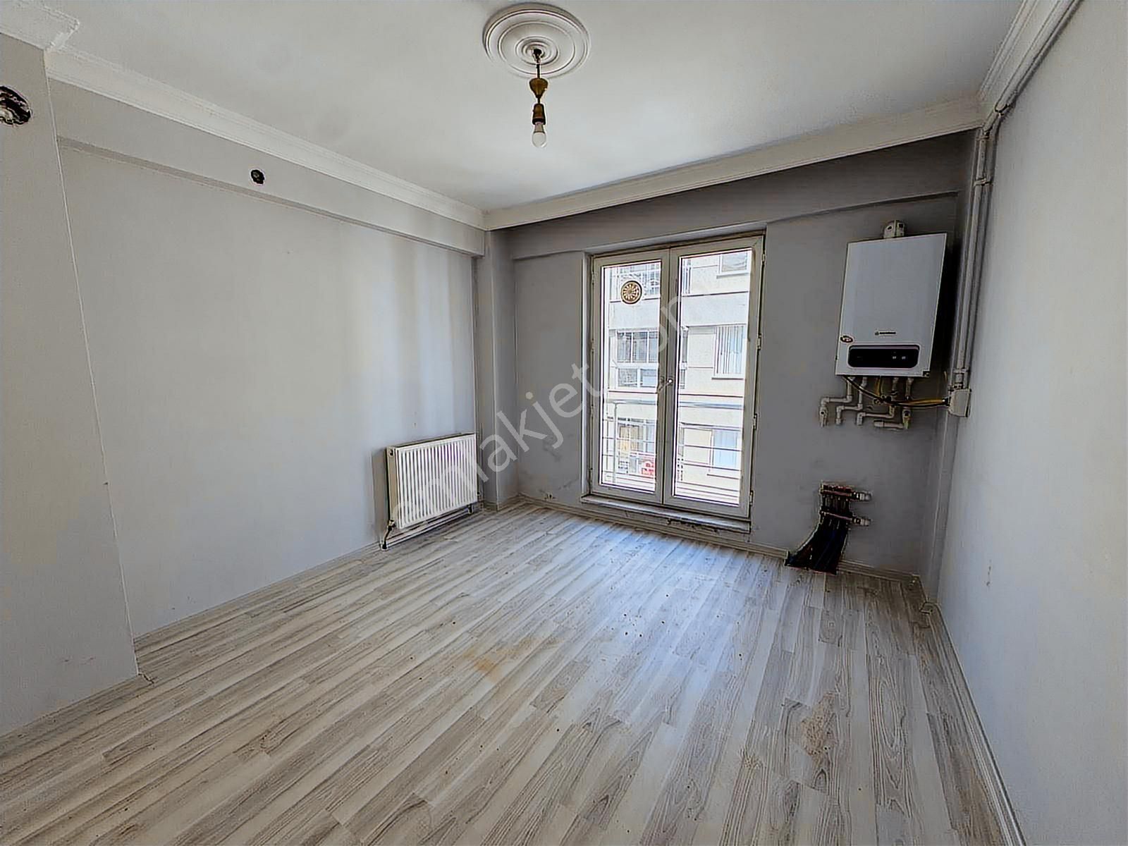 Oscar Emlak'tan Tramvay Yakını Ara Kat Geniş 1+1 - Görsel 9