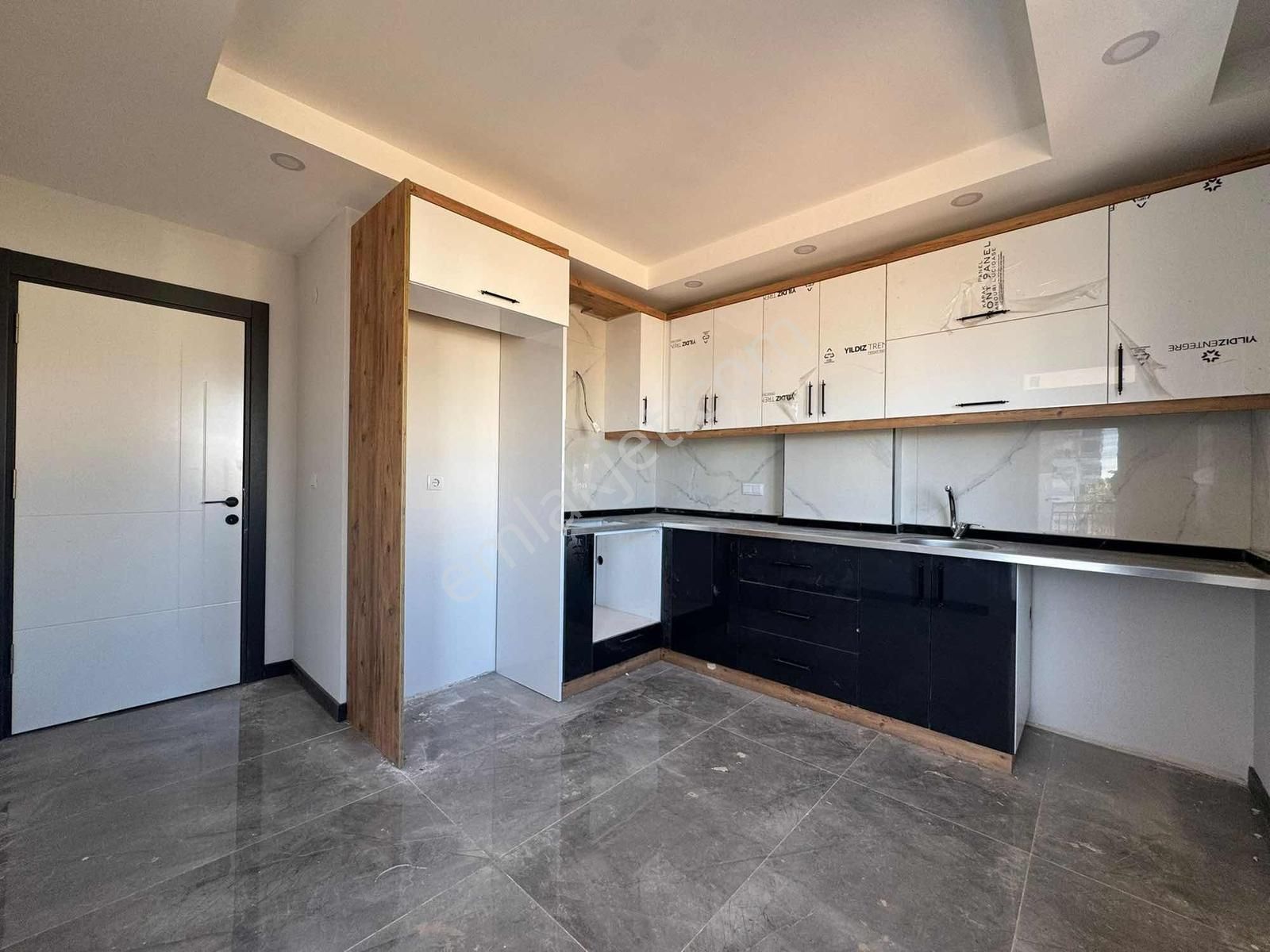 V. Karşıyaka Mahallesi 2+1 Ayrı Mutfak Geniş Satılık Daire