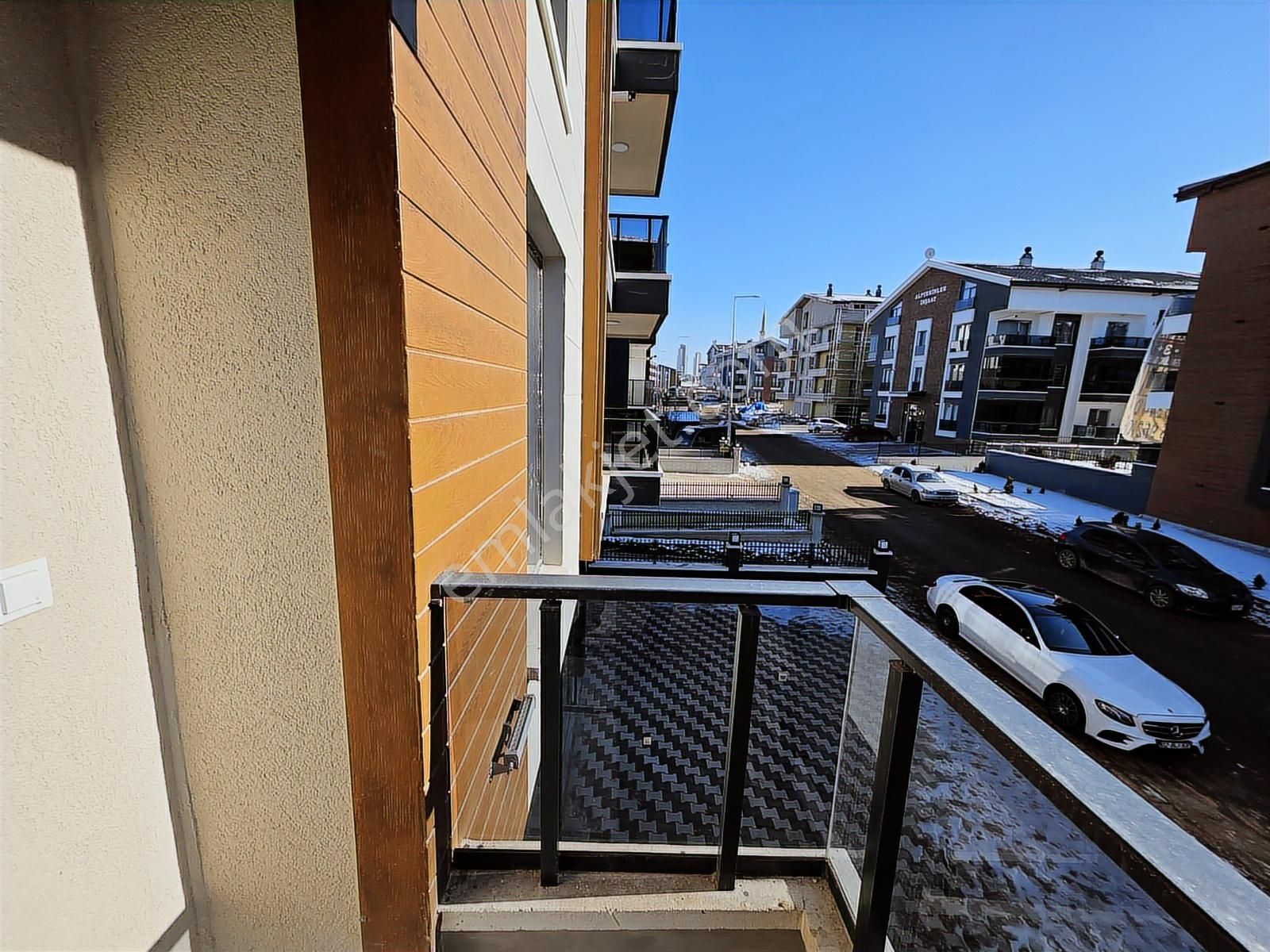 İncek'de Cadde Üstünde Katta Kiralık Boş 1+1 Daire - Görsel 13