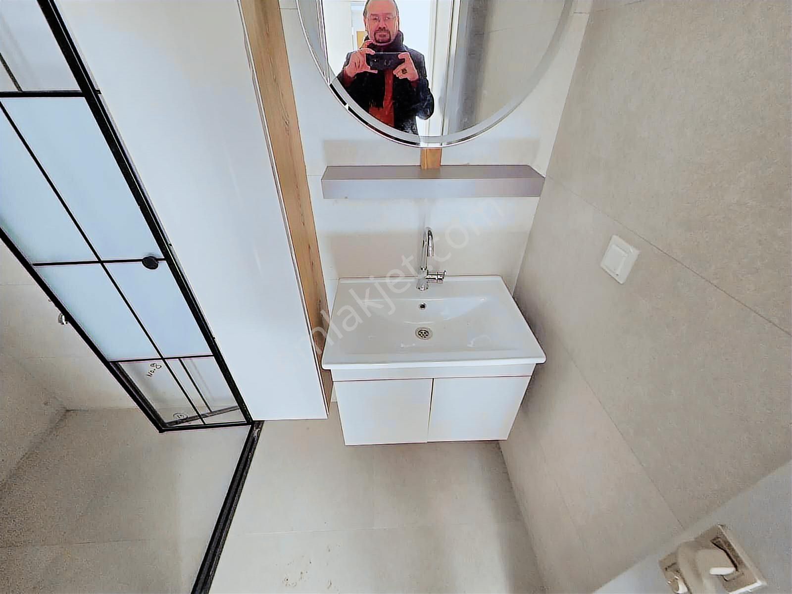 İncek'de Cadde Üstünde Katta Kiralık Boş 1+1 Daire - Görsel 24